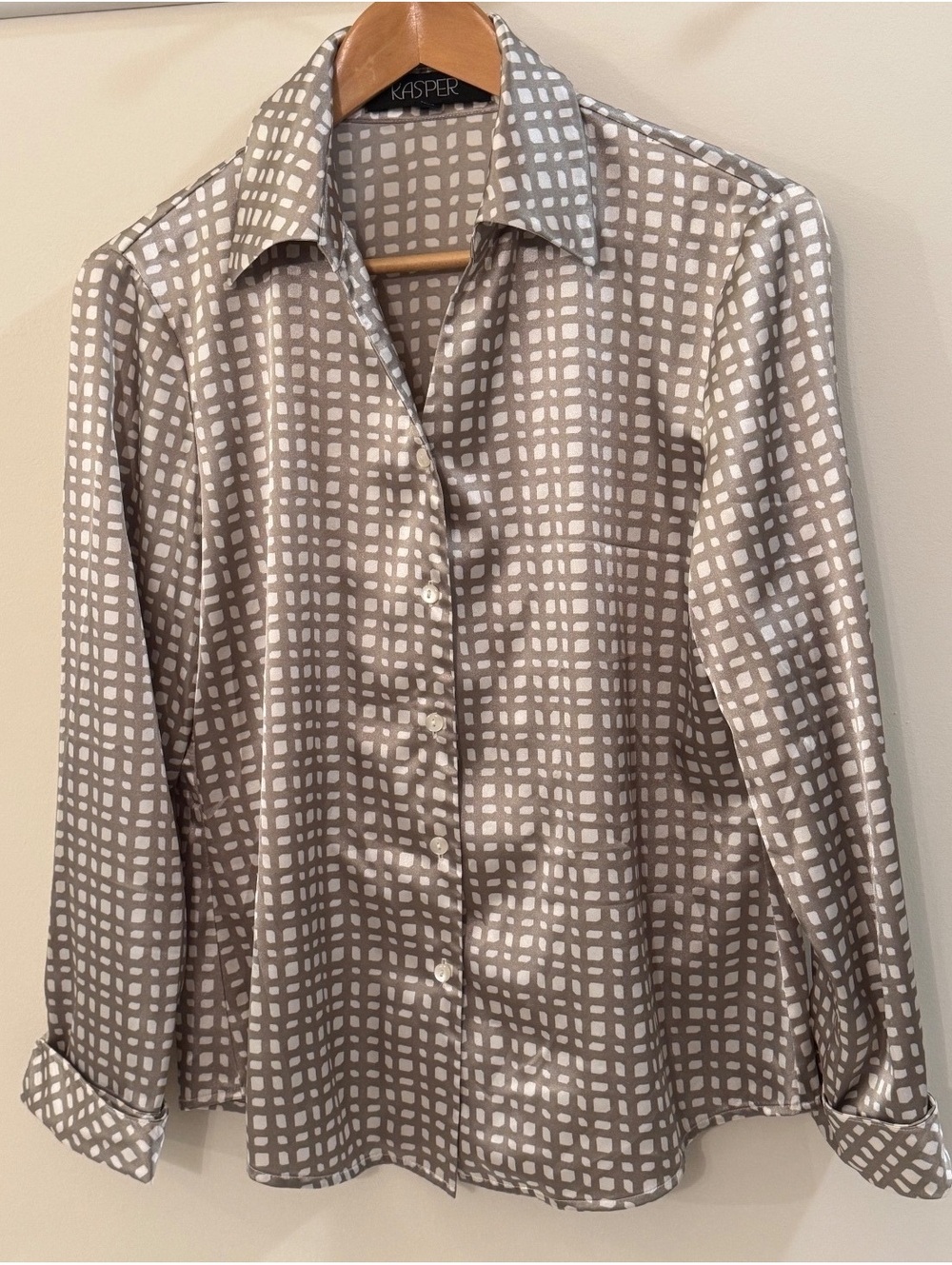 Kasper Women's Button-Up Shirt Size 6 Gray and White Patterned